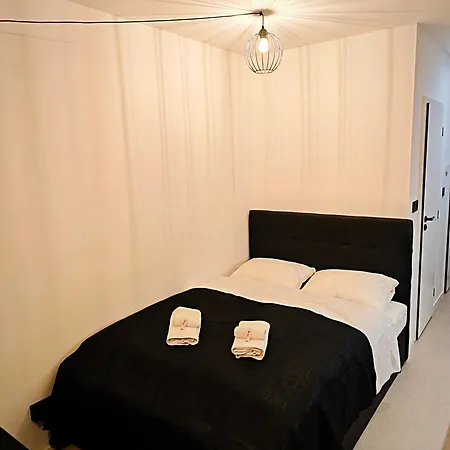 Axiom - Zenith Iii - Netflix, Hbo, Champagne Apartament *